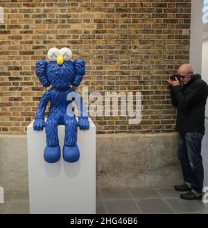 Londres UK 18 janvier 2022 vu 2018 peinture de bronze, KAWS (Brian Donnelly), basé à Brooklyn, est l'un des artistes les plus novateurs de sa génération.Dans le cadre de la tradition Pop Art, il a créé un corps prolifique de travail influent, qui engage les jeunes avec l'art contemporain et chevauche les mondes de l'art et du design pour inclure l'art de rue, le graphisme et le design de produit, les peintures, les peintures murales et les sculptures à grande échelle.Paul Quezada-Neiman/Alamy Live News Banque D'Images