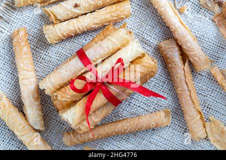 gâteau à la demi-broche, ou apit apit, parfois aussi connu sous le nom de rouleau d'oeufs, un en-cas léger fait à partir d'un mélange de farine de riz, farine, sucre, lait de coco frais. Banque D'Images