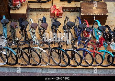 Moscou, Russie - 28 décembre 2021: Vente de bicyclettes, une grande sélection de bicyclettes rétro vue de dessus, assortiment d'une foire sportive Banque D'Images