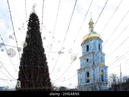 Un arbre de Noël est installé sur la place Sophia à Kiev, en Ukraine.En arrière-plan - le clocher de la cathédrale Sainte-Sophie de Kiev - la vue Banque D'Images