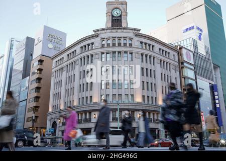 Tokyo, Japon - Vue générale du quartier commerçant de Ginza à Tokyo, Japon, le 18 janvier 2022.Pour la première fois, le nombre de cas quotidiens de coronavirus a atteint un sommet record de 30 000, dépassant le niveau record de 25 992 en août dernier en 2021.Le gouvernement japonais prévoit d'annoncer cette semaine un quasi-état d'urgence élargi pour Tokyo et 12 autres préfectures.Credit: AFLO/Alay Live News Banque D'Images