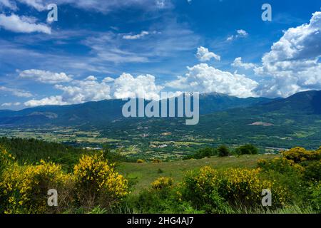 Paysage à Molise près de Macchiagodena et de Sant Angelo à Grotte, province d'Isernia, au mois de juin Banque D'Images