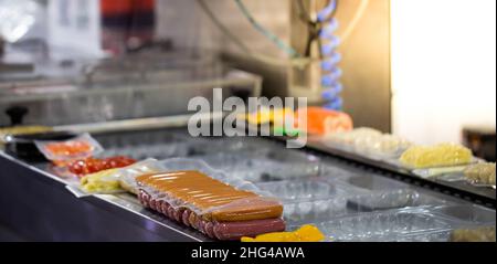 Saucisses alimentaires et boule de viande dans la ligne de production de l'industrie alimentaire.Machine d'emballage alimentaire. Banque D'Images