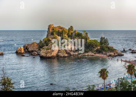 Vue sur Isola Bella, petite île près de Taormina, Sicile, Italie.Situé dans une petite baie sur la mer Ionienne, il est relié à la plage continentale Banque D'Images