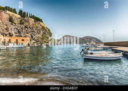 Vue sur Marina Corta, plus petit port de la ville principale de Lipari, la plus grande des îles éoliennes, en Italie Banque D'Images