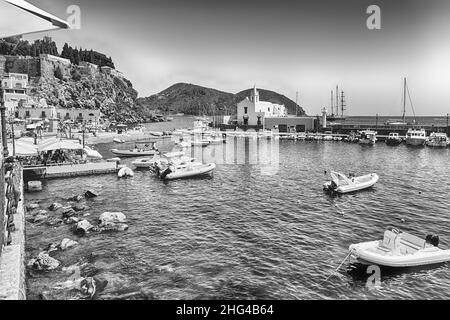 Vue sur Marina Corta, plus petit port de la ville principale de Lipari, la plus grande des îles éoliennes, en Italie Banque D'Images