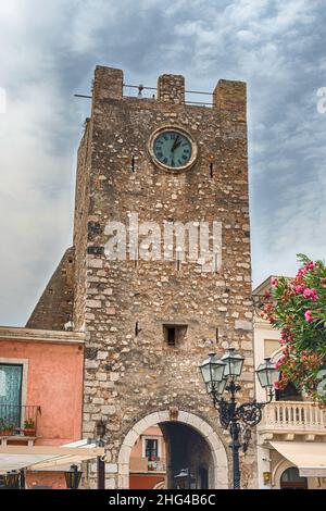 Ancienne tour d'horloge, site emblématique situé sur la place centrale de Taormina, Sicile, Italie Banque D'Images