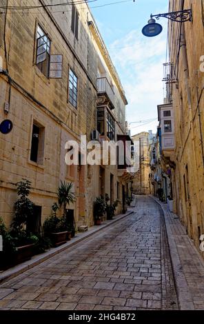 Rue étroite typique de Vittriosa - Birgu, Valletta, Malte.Vieille rue médiévale étroite vide.Vallett, la capitale de Malte - 2nd février 2016 Banque D'Images