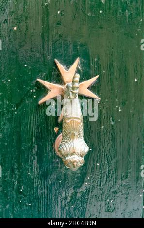 Poignée de tirage antique sur une porte en bois vintage.Architecture à la Valette, Malte.Décoration de porte ornée typique de beaucoup de maisons traditionnelles dans Banque D'Images