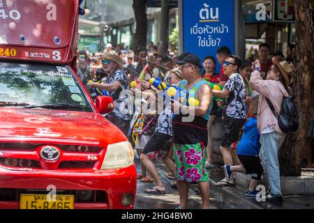 Bangkok, THAÏLANDE - 13 AVRIL 2018 : des gens dans les rues de Bangkok célèbrent le premier jour du festival Songkran, les célébrations du nouvel an thaïlandais. Banque D'Images