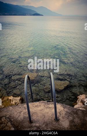 Quai et échelle sur un lac d'été calme et très clair avec plate-forme de plongée à Ohrid, Macédoine. Banque D'Images