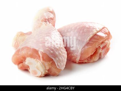 pattes de poulet fraîches et brutes isolées sur fond blanc Banque D'Images