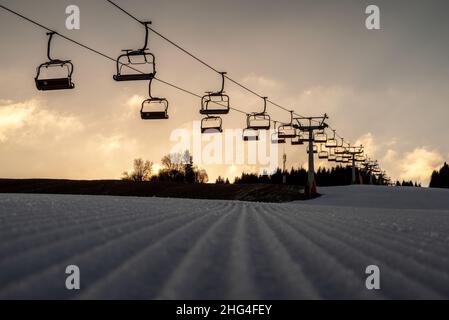 KRUSETNICA, SLOVAQUIE - 15 JANVIER 2021 : chaises vides sur les remontées mécaniques de la station Krusetnica en hiver. Banque D'Images
