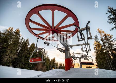 KRUSETNICA, SLOVAQUIE - 15 JANVIER 2021 : chaises vides sur les remontées mécaniques de la station Krusetnica en hiver. Banque D'Images