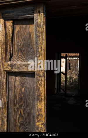 Vue à travers une fenêtre en bois à une fenêtre ouverte au-delà et un ancien bâtiment de ferme abandonné à San Miguel de Abona, Tenerife, îles Canaries, Espagne Banque D'Images