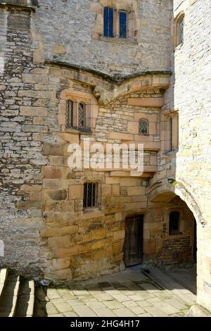 Haddon Hall and Gardens situé sur la rivière Wye près de Bakewell dans le Derbyshire, une salle médiévale et Tudor historique datant du 11th siècle. Banque D'Images