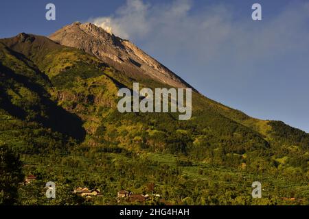 Vue sur un village sous le pic Merapi, Selo, Boyolali, Central Java, Indonésie. Banque D'Images