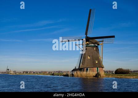 Moulin l'Achtkante Molen le long d'un canal près de Groot-Ammers Banque D'Images