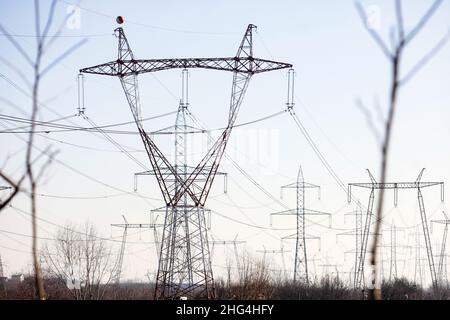 Lignes de transmission haute tension sur poteaux métalliques à Bucarest, Roumanie. Banque D'Images