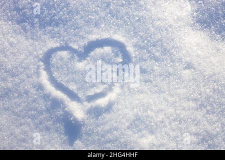 Coeur fait dans la neige.Arrière-gorund abstrait pour l'hiver.Le concept d'amour de l'hiver.Photo de haute qualité Banque D'Images