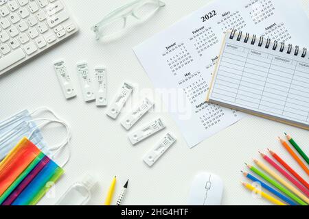 Étude scolaire ou universitaire avec des tests rapides de covid et des masques médicaux.Éducation pendant les pandémies de coronavirus.Calendrier hebdomadaire vide pour planifier les rendez-vous Banque D'Images