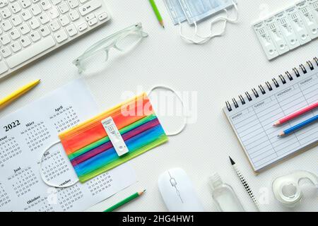 Étude scolaire ou universitaire avec des tests rapides de covid et des masques médicaux.Éducation pendant les pandémies de coronavirus.Calendrier hebdomadaire vide pour planifier les rendez-vous Banque D'Images