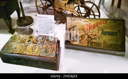 Rochester, New York, Etats-Unis.16 décembre 2021.Mammoth a illuminé Alphabet & Picture Blocks, vers 1890, exposé au Strong National Museum of PL Banque D'Images