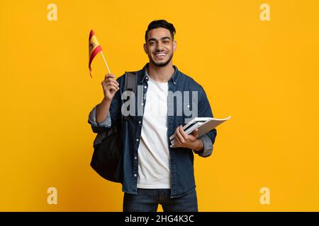 Élève du Moyen-Orient positif montrant le drapeau de l'Espagne Banque D'Images