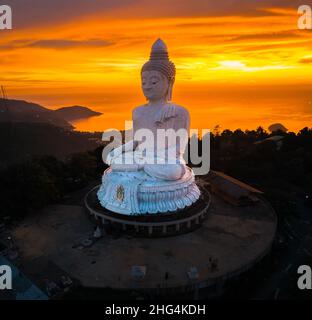 Vue aérienne du point de vue du Grand Bouddha au coucher du soleil dans la province de Phuket, en Thaïlande Banque D'Images