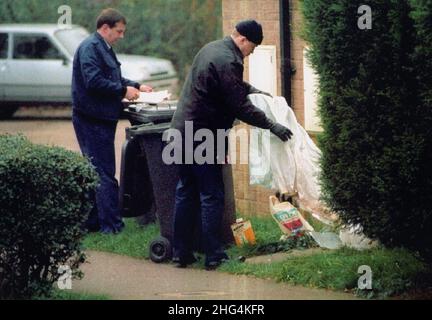 Photo du dossier datée du 10/12 /94 de la police qui cherche des indices sur le domaine Welland, Peterborough, à la suite du meurtre de Rikki Neave, six ans.James Watson, âgé de 40 ans, est jugé à Old Bailey, à Londres, accusé du meurtre de Rikki Neave, six ans, qui a été trouvé étranglé dans les bois il y a 25 ans, alors que Watson était un garçon de 13 ans.Date de publication : le mardi 18 janvier 2022. Banque D'Images