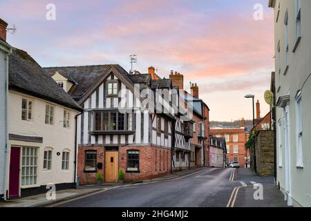 Maison à pans de bois au lever du soleil.Ludlow, Shropshire, Angleterre Banque D'Images