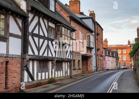 Maison en bois encadrée sur la voie du clocher en début de matinée.Ludlow, Shropshire, Angleterre Banque D'Images