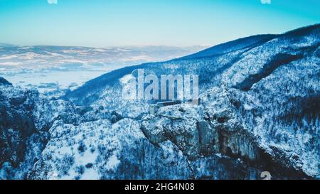 Forteresse médiévale de Soko Grad à Sokobanja, Serbie, vue panoramique aérienne en hiver Banque D'Images