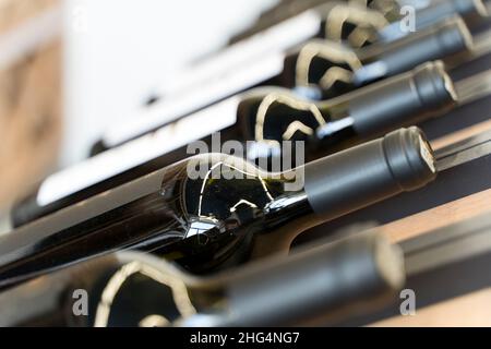 Bouteilles de vin avec étiquettes vierges sur le comptoir d'un magasin de spiritueux.Vin de fond.Mise au point sélectionnée.Photo de haute qualité Banque D'Images