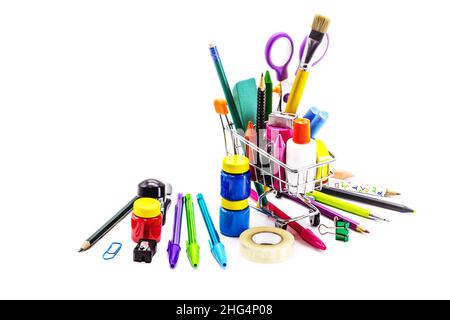 fournitures scolaires à l'intérieur d'un panier, de retour à l'école concept et la liste de matériel. Banque D'Images