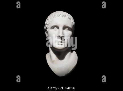 Buste grec ancien d'un homme isolé sur fond noir.Musée archéologique d'Istanbul, Turquie. Banque D'Images