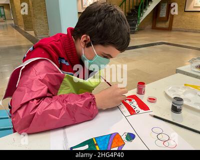 Téhéran, Iran.18th janvier 2022.Un enfant iranien peint pour les Jeux olympiques d'hiver de Pékin à Téhéran, Iran, le 18 janvier 2022.Mardi, des enfants iraniens ont peint en direct dans une exposition sur le thème des Jeux Olympiques de Beijing 2022, dessinant les Jeux Olympiques d'hiver dans leur esprit.Credit: Gao Wencheng/Xinhua/Alamy Live News Banque D'Images