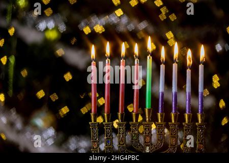 Vacances juives avec bougies allumées pour la nuit de hanoukkah menorah Banque D'Images