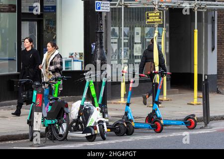 Londres, Royaume-Uni.18 janvier 2022.Un stand de stationnement pour les scooters électriques et les vélos électriques de location sur Theobalds Road.Sadiq Khan, maire de Londres, a demandé à transport for London (TfL) d'explorer le prix des routes qui serait facturé en fonction de la distance parcourue,le temps et l'emplacement après un rapport ont révélé que les trajets en voiture dans la capitale devaient être réduits de plus d'un quart pour atteindre les objectifs nets d'émissions nulles d'ici 2030.Credit: Stephen Chung / Alamy Live News Banque D'Images