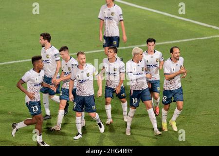 Marcos Urena (12) des Mariners célèbre avec des coéquipiers après avoir obtenu un but lors du match de demi-finale de la coupe FFA 2021 entre le FC de Sydney et les Mariners de la côte centrale au stade Netstrata Jubilee, le 18 janvier 2022, à Sydney, en Australie.(Usage éditorial uniquement) Banque D'Images