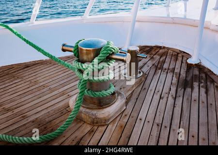 Détail bateau de plaisance avec cordes et autres équipements. Banque D'Images