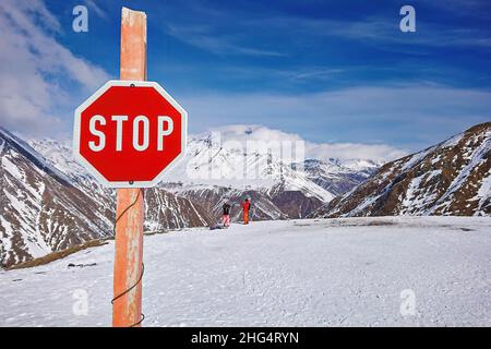 Panneau stop.Panneau d'avalanche devant les montagnes enneigées d'hiver.Panneau de danger sur la station de ski d'hiver Banque D'Images