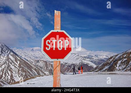 Panneau stop.Panneau d'avalanche devant les montagnes enneigées d'hiver.Panneau de danger sur la station de ski d'hiver Banque D'Images