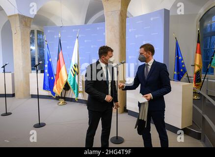 Dresde, Allemagne.18th janvier 2022.Carsten Schneider (SPD, l), ministre d'État pour les nouveaux États allemands, et Michael Kretschmer (CDU), premier ministre de Saxe, prennent la parole après une réunion à la Chancellerie d'État du Centre des médias.Credit: Robert Michael/dpa-Zentralbild/dpa/Alay Live News Banque D'Images