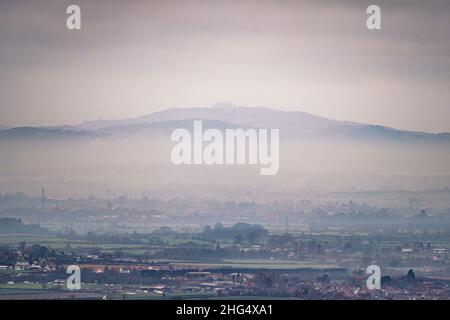 Les arbres se délaissent du brouillard qui se balade autour des Cotswolds dans le Gloucestershire.Date de la photo: Mardi 18 janvier 2022. Banque D'Images