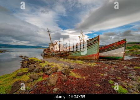 Deux vieux bateaux de pêche abandonnés et en décomposition sur le rivage à Salen , île de Mull , Écosse. Banque D'Images