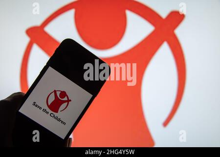 Rheinbach, Allemagne 13 janvier 2022, le logo de la marque « Save the Children » sur l'écran d'un smartphone (en particulier le logo de la marque) Banque D'Images