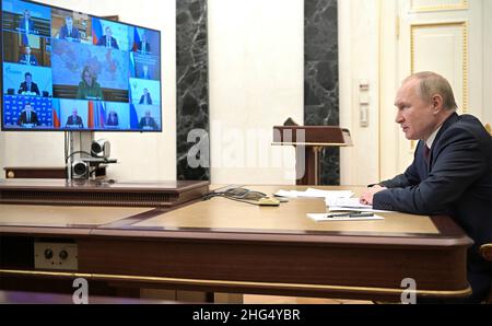 Moscou, Russie.12 janvier 2022.Le président russe Vladimir Poutine tient une première réunion avec ses ministres du gouvernement au cours du nouvel an par vidéo-conférence de son bureau du Kremlin, le 12 janvier 2022 à Moscou, en Russie.Crédit: Aleksey Nikolskyi/Kremlin Pool/Alay Live News Banque D'Images