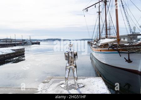 OSLO, NORVÈGE - 19 mars 2018 : vue arrière de la sculpture contemporaine des bateaux de plongée et de navigation d'époque dans le port d'Oslo, place Radhusplassen, Oslo Fjo Banque D'Images