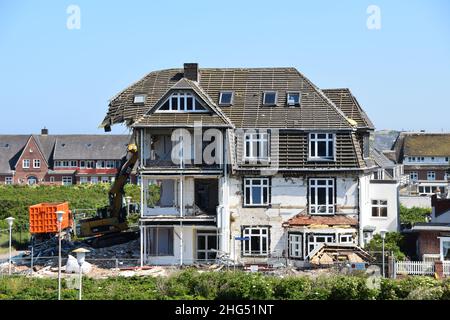 WESTERLAND, ALLEMAGNE 17 juin 2020, une ancienne maison classique est démoli par une pelle hydraulique Banque D'Images